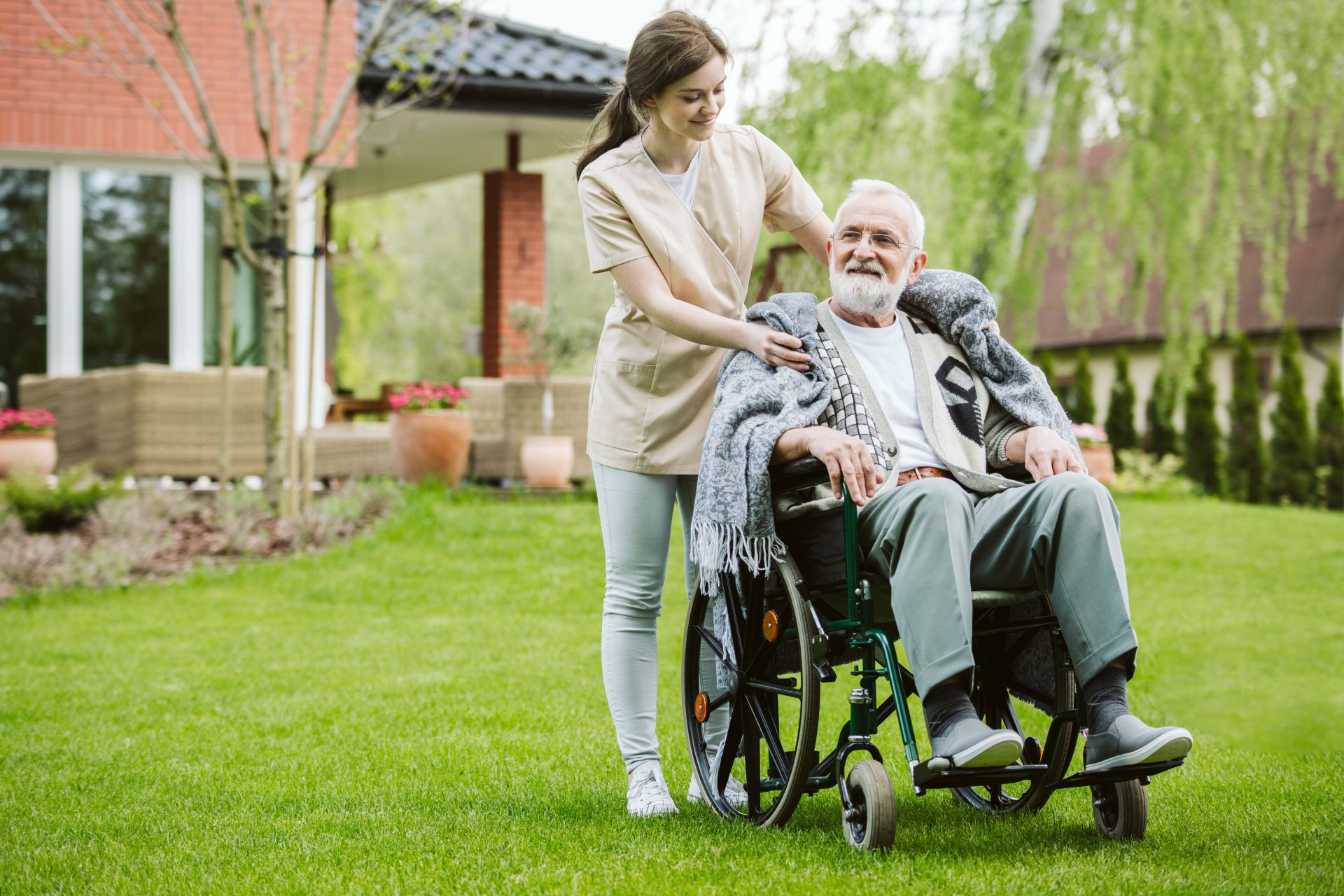 Home - Residència Geriàtrica Vallès senior man with helpful volunteer in the garden of LMJAN27 1